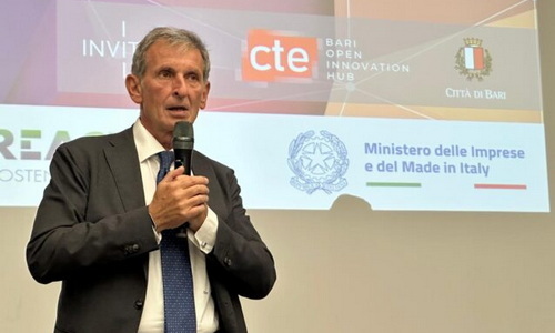 persona che parla all’innovation Roadshow di Bari, 27 ottobre