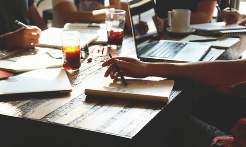 tavolo di studio con libri e computer